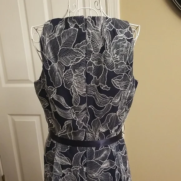 Stunning Tahari navy and white dress NWT - Picture 7 of 15